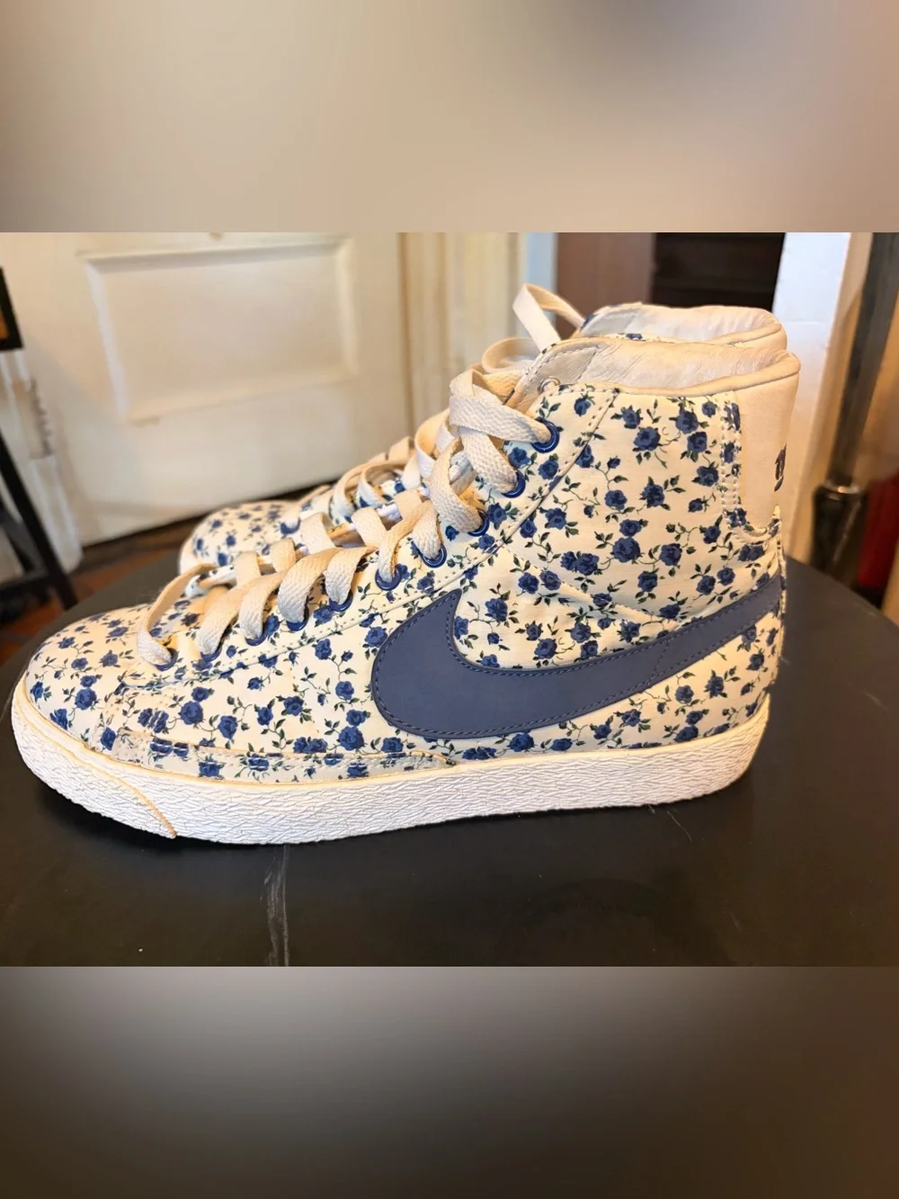 Nike Unisex Mids 77 Floral Sneakers woman’s 10 mens Size 8.5